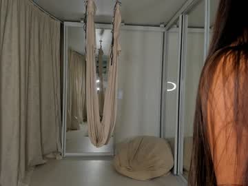 girl
        emilybatee cam image #1606060
