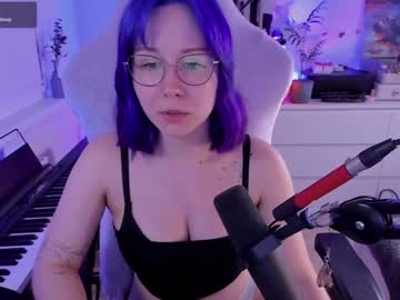 girl
        blue_mooncat cam image #2875769