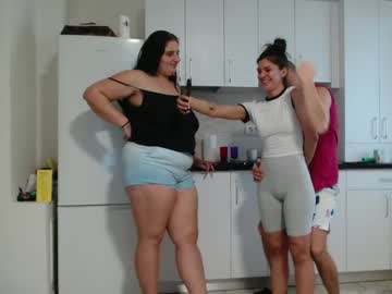 couple
        maya_and_guests cam image #2150706