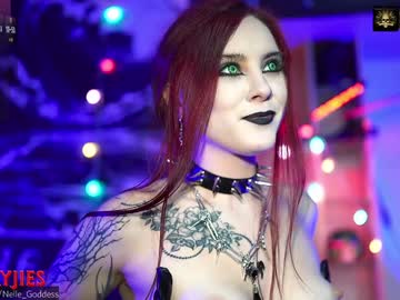 girl
        nelle_ cam image #3984599