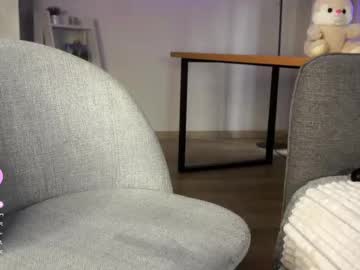 girl
        mineliaaa cam image #4534367