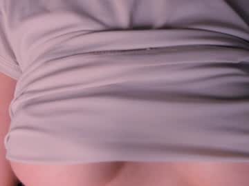 girl
        lauratanguy cam image #3449352