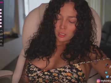 girl
        mykinkybunny cam image #1272465