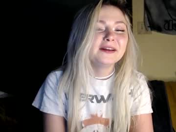 girl
        kipsy420 cam image #3313817
