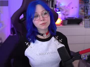 girl
        blue_mooncat cam image #3407154