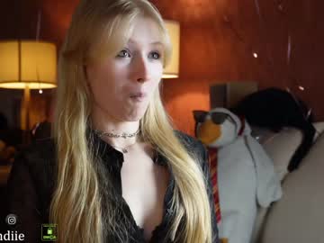 girl
        bestblondiiecb cam image #2386591