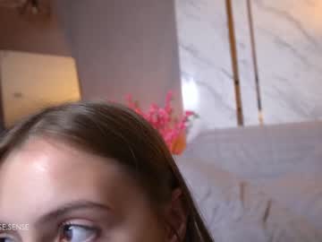 girl
        may_rose_ cam image #1942140