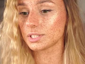girl
        artease cam image #1720437