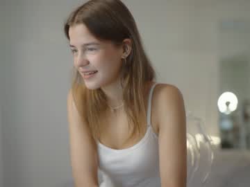 girl
        eli_sun cam image #2198450