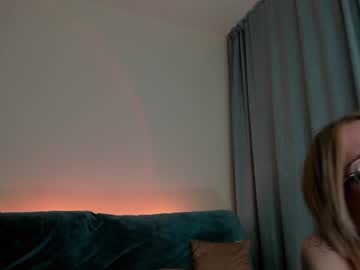 girl
        amber_quell_here cam image #1850402