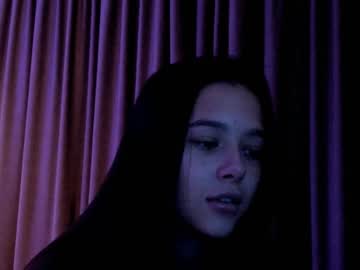 girl
        emilybatee cam image #1674410