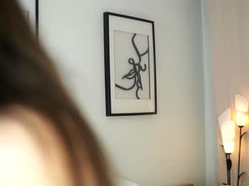 girl
        peek_in_my_window cam image #3303919
