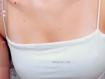 girl
        riskyproject cam image #3290078