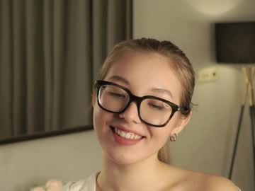 girl
        gillianelletson cam image #3770675