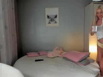 girl
        _mito_69 cam image #2105839