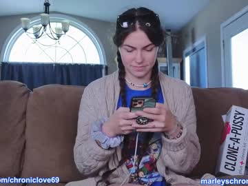 girl
        chroniclove cam image #1075327