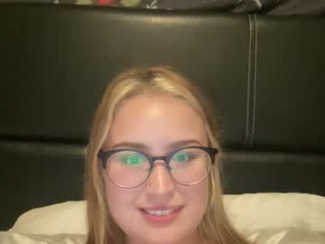girl
        sarahmartin420 cam image #1235683
