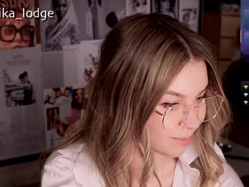 girl
        nika_lodge cam image #4253904