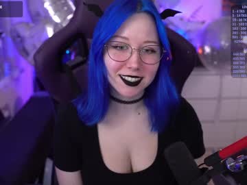 girl
        blue_mooncat cam image #3475391