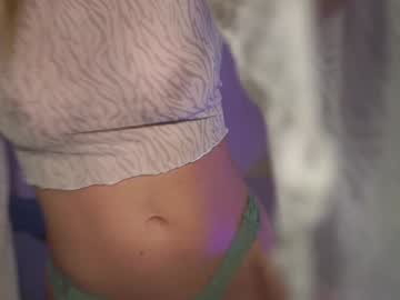 girl
        gold_blond cam image #2902792