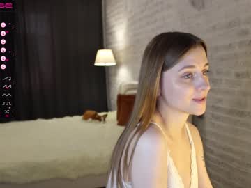 girl
        sophie_burn cam image #729842