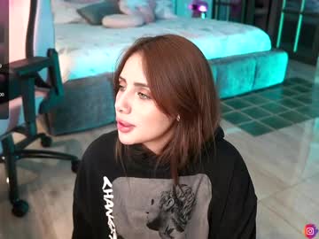 girl
        nina_mon cam image #4045758