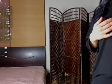 girl
        habibi_moon cam image #3769403