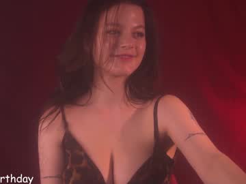 girl
        lorienn cam image #3020456
