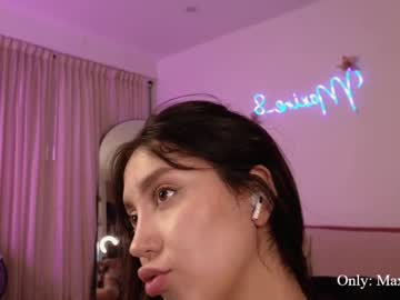 girl
        maxine_8 cam image #2545454