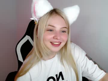 girl
        shy_blondiee cam image #564270