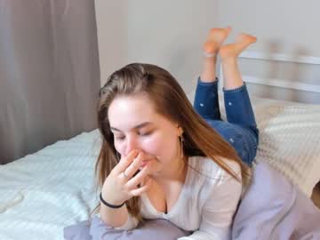 girl
        cwenehails cam image #2699346