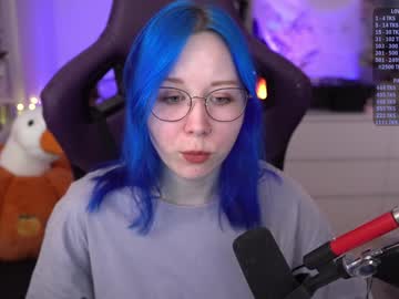 girl
        blue_mooncat cam image #3575704