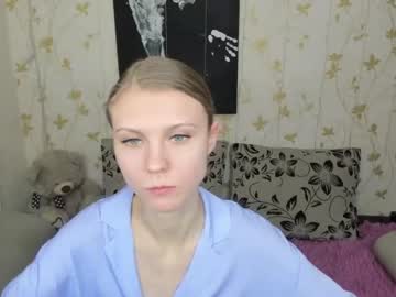girl
        phoebepaw cam image #2371563