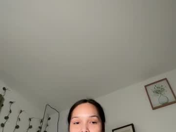 girl
        tamiracliff cam image #3548848
