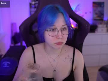 girl
        blue_mooncat cam image #3005568