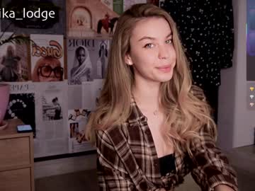 girl
        nika_lodge cam image #4258569