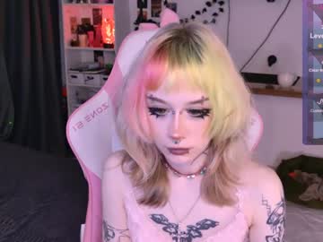 girl
        lollyshy__ cam image #3048965
