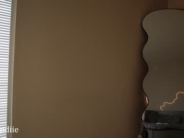 girl
        bestblondiiecb cam image #4460571