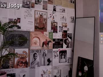girl
        nika_lodge cam image #4219882