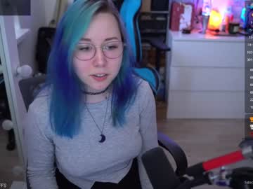 girl
        blue_mooncat cam image #1230233