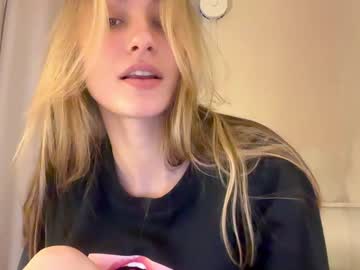 girl
        fflloowweerr cam image #3625747