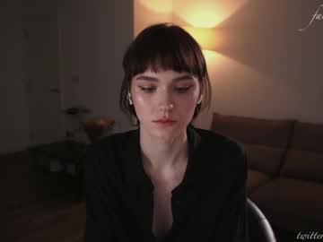 girl
        luna_ai cam image #3047733