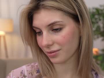 girl
        refined_style cam image #3792457
