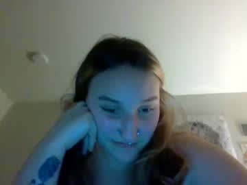 girl
        kittenbaby90 cam image #2359601