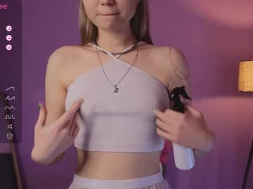 girl
        alisia_spinnet cam image #2068980