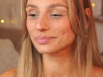 girl
        artease cam image #3664915