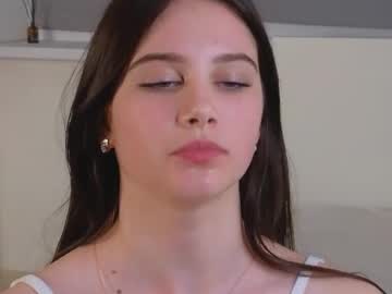 girl
        cwenbroadway cam image #4412540