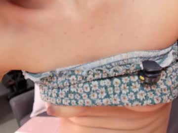 girl
        little_effy18_ cam image #4485542