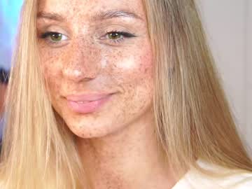 girl
        artease cam image #1788324