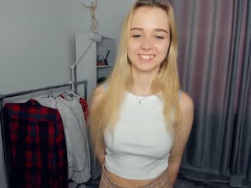 girl
        fresh_cherries cam image #1632562